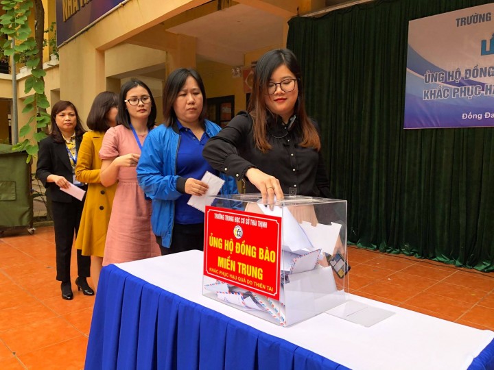 Ủng hộ đồng bào miền trung bị thiên tai lũ lụt