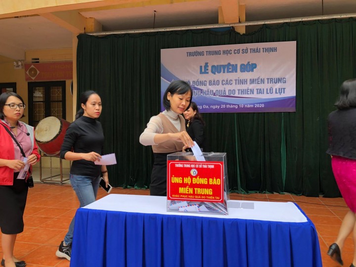 Ủng hộ đồng bào miền trung bị thiên tai lũ lụt
