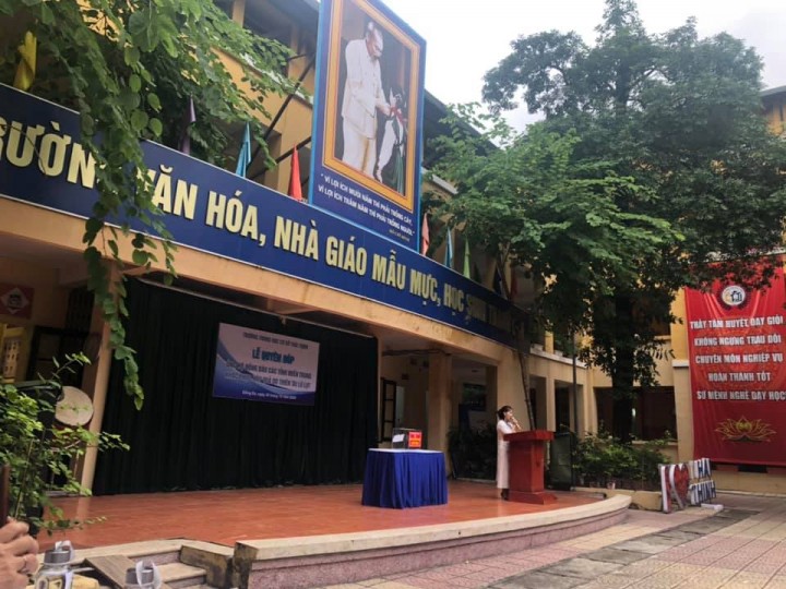 Ủng hộ đồng bào miền trung bị thiên tai lũ lụt