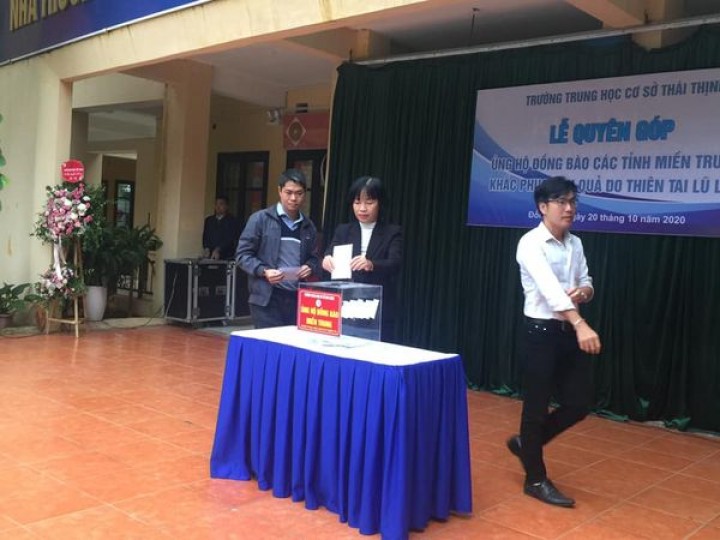 Ủng hộ đồng bào miền trung bị thiên tai lũ lụt