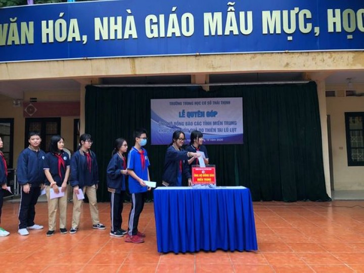Ủng hộ đồng bào miền trung bị thiên tai lũ lụt