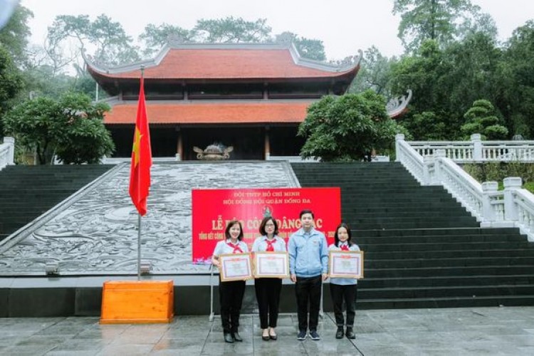 Liên đội THCS Thái Thịnh nhận bằng khen của Thành Đoàn Hà Nội