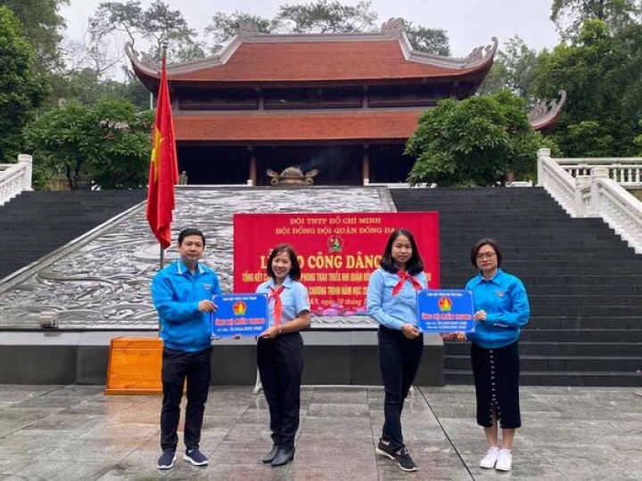 Liên đội THCS Thái Thịnh nhận bằng khen của Thành Đoàn Hà Nội
