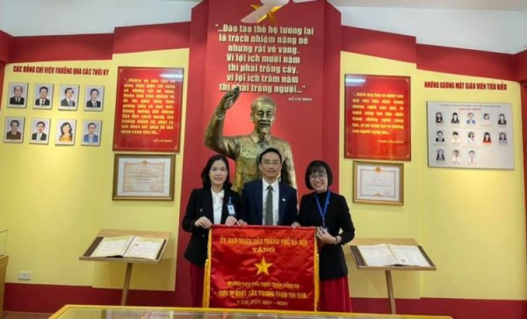 Nhà trường được UBND TP Hà Nội tặng Cờ cho đơn vị xuất sắc trong phong trào thi đua năm học 2019–2020