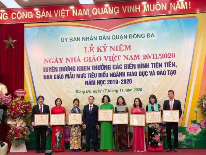 Nhà trường được UBND TP Hà Nội tặng Cờ cho đơn vị xuất sắc trong phong trào thi đua năm học 2019–2020