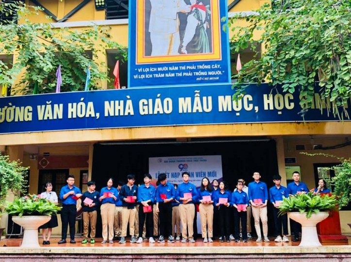 Lễ kết nạp Đoàn viên mới năm học 2020 - 2021
