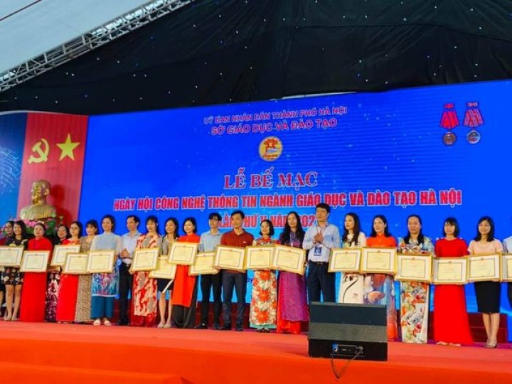 Chúc mừng cô giáo Đinh Thị Hồng Châm đã đạt Giải Nhất bài giảng e-learning tại ngày hội CNTT lần thứ 5 ngành GD&ĐT Thủ đô!