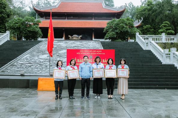 Liên đội THCS Thái Thịnh nhận bằng khen của Thành Đoàn Hà Nội
