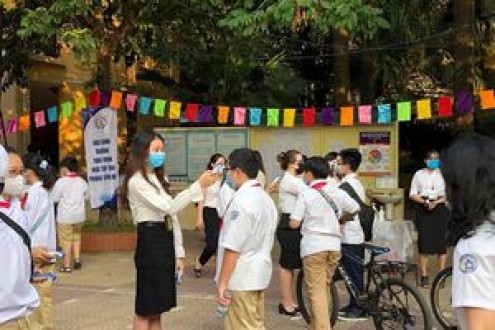 Tựu trường nhưng không lơ là chống dịch