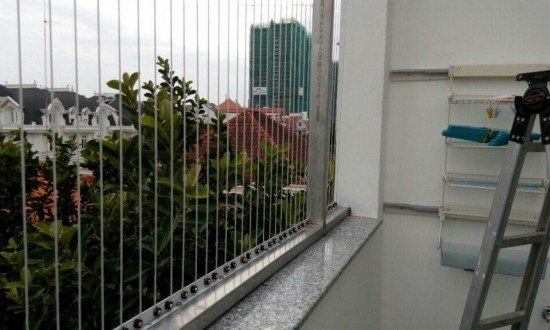 Lắp lưới chắn lan can chung cư có đảm bảo an toàn?