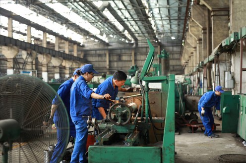Bộ LĐ-TB-XH đề nghị không tăng lương tối thiểu vùng năm 2021