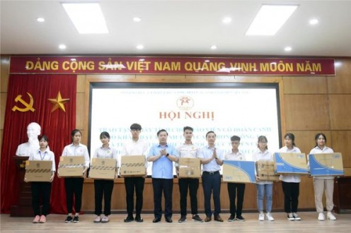Trường THCS Thái Thịnh – đại diện nhà tài trợ tham dự Hội nghị trao tặng máy tính cho giáo viên và học sinh có hoàn cảnh khó khăn.