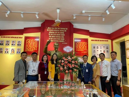 Sáng nay, 19/11/2020 nhà trường vinh dự được đón đ/c Hoàng Thị Phương Ngọc, Uỷ viên ban thường vụ Quận uỷ, Trưởng ban tổ chức Quận uỷ cùng đoàn đại biểu đại diện Quận uỷ-HĐND-UBND-MTTQ tới chúc mừng nhà trường nhân ngày Nhà giáo Việt Nam!