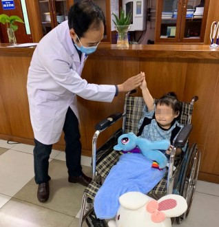 Bé gái rơi từ tầng 12A chung cư được ra viện