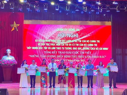 Nhà trường vinh dự được Quận uỷ, Uỷ ban nhân dân Quận khen thưởng