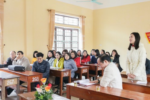 Giáo viên và học sinh cùng học hỏi từ hoạt động cụm trường