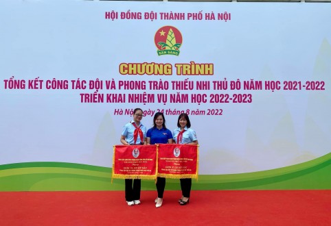 LIÊN ĐỘI THCS THÁI THỊNH NHẬN CỜ THI ĐUA CẤP THÀNH PHỐ
