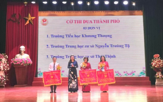 TRƯỜNG THCS THÁI THỊNH ĐƯỢC TẶNG CỜ THI ĐUA CỦA UBND TP HÀ NỘI