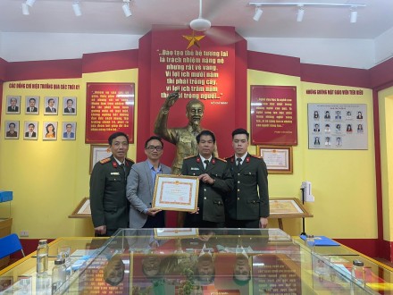 TRƯỜNG THCS THÁI THỊNH NHẬN GIẤY KHEN CỦA CHỦ TỊCH UBND QUẬN ĐỐNG ĐA VỀ THÀNH TÍCH TRONG PHONG TRÀO BẢO VỆ AN NINH TỔ QUỐC