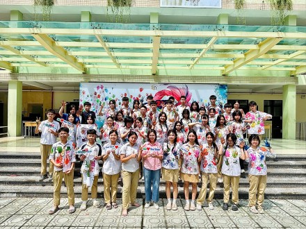 Hãy CHẠM vào những ước mở của mình, chạm vào tình bạn, chạm vào những ký ức đẹp... để mang theo suốt hành trình tương lai