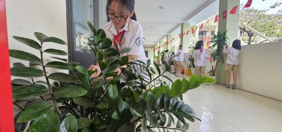 BIỂU DƯƠNG LỚP 7A TÍCH CỰC TRONG HOẠT ĐỘNG VỆ SINH KHUNG CẢNH SƯ PHẠM