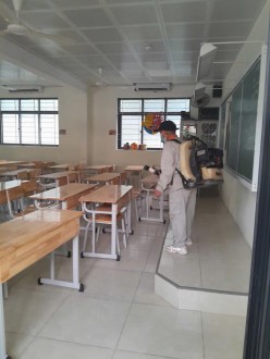 TRƯỜNG THCS THÁI THỊNH PHUN THUỐC MUỖI TOÀN TRƯỜNG – CHỦ ĐỘNG PHÒNG CHỐNG SỐT XUẤT HUYẾT