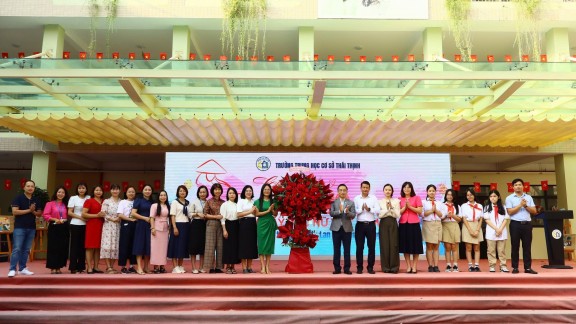 Thầy và trò THCS Thái Thịnh rộn ràng sinh hoạt dưới cờ chào mừng Ngày Phụ nữ Việt Nam 20/10