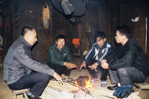 Thầy cô vận động áo ấm chống rét cho trò
