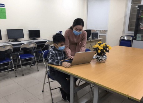 Giúp học sinh khó khăn học trực tuyến tại trường