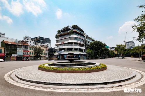 Đường phố Hà Nội vắng vẻ trong ngày thứ 2 giãn cách xã hội