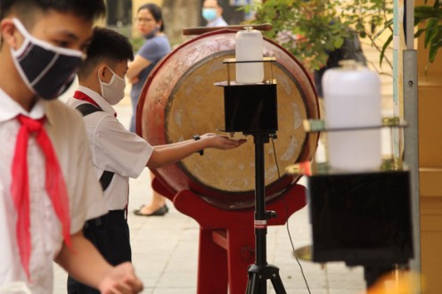 Bộ GD-ĐT bỏ yêu cầu giãn cách và đeo khẩu trang trong lớp học