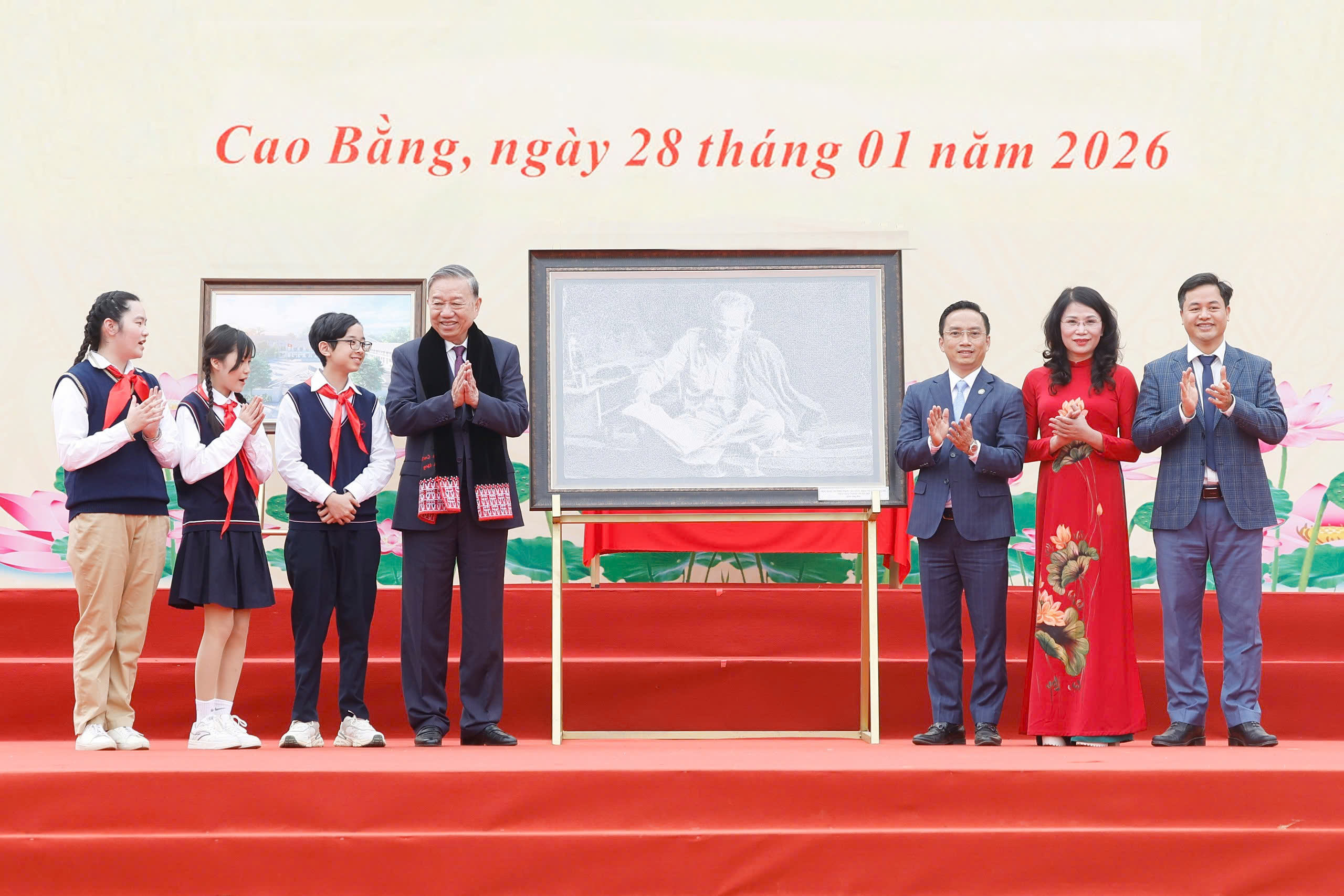 Học sinh THCS Thái Thịnh vinh dự tặng bức tranh tới Tổng bí thư Tô Lâm