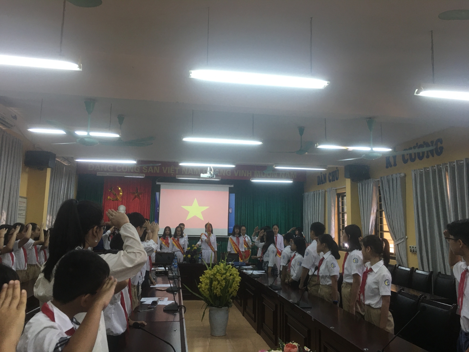 Toàn cảnh đại hội nghiêm trang thực hiện nghi lễ Chào cờ