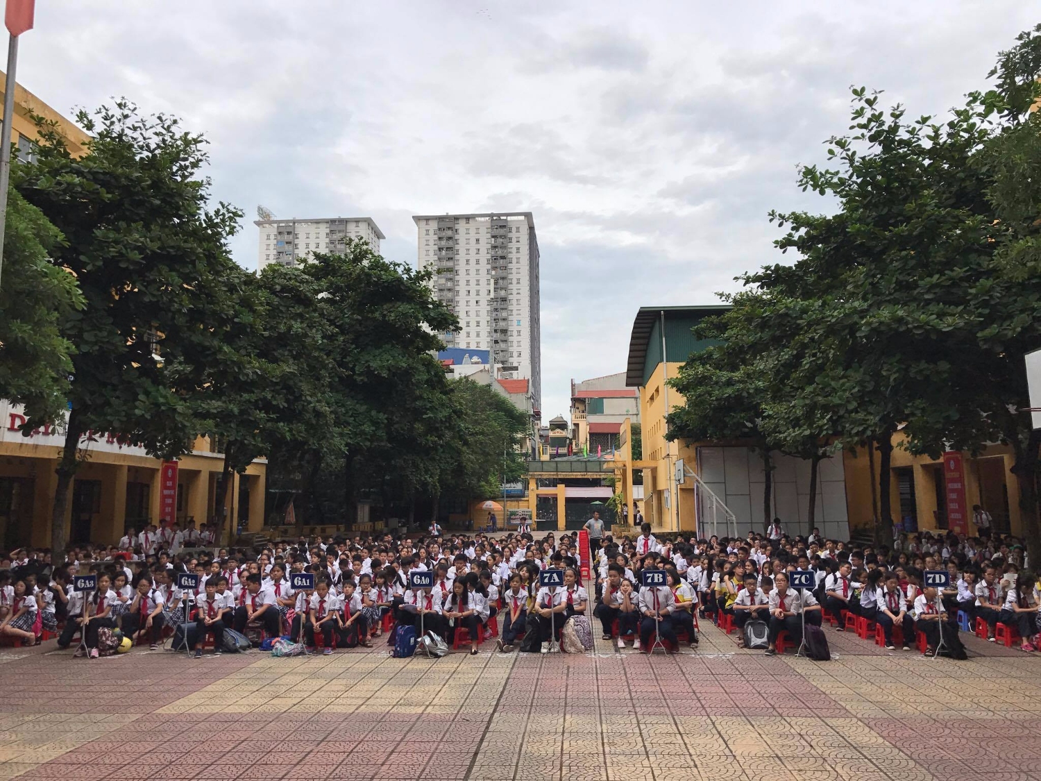 Học sinh tham gia lễ phát động